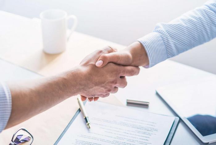 Professionele handdruk tussen adviseurs
